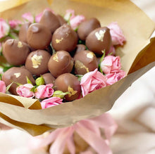 Load image into Gallery viewer, Strawberries and flower bouquet
